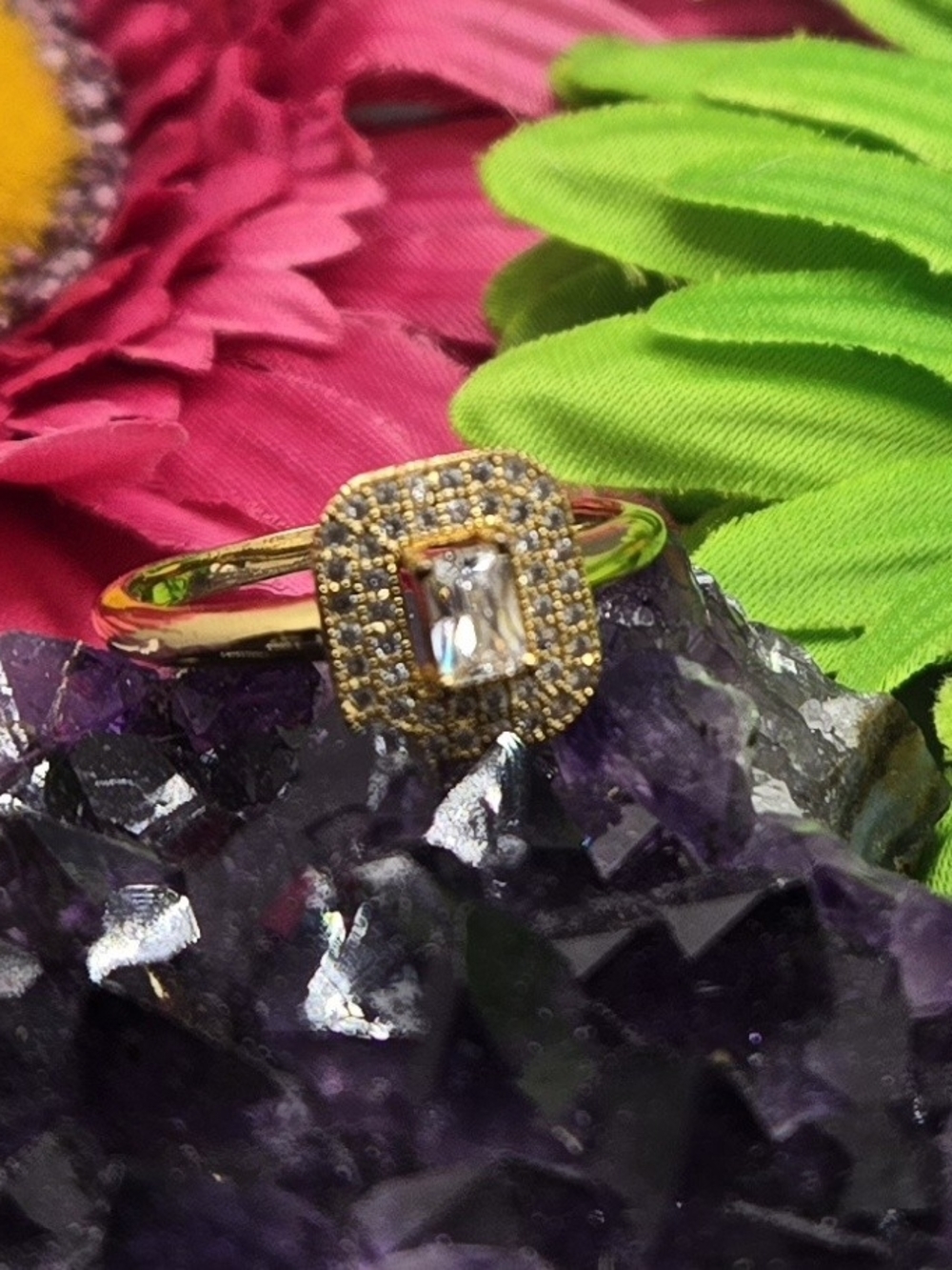 Halo Ring w/ Clear Glass Center Stone Size 9 Gold Tone